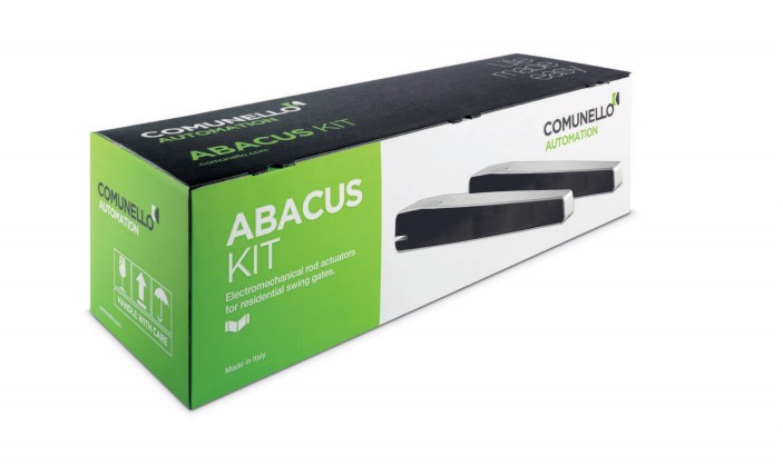 אריזת ערכת "ABACUS KIT" של חברת "COMMUNELLO AUTOMATION" הכוללת מנועים לפתיחת שערים חשמליים לבית. האריזה בצבעים ירוק ושחור עם איור של המוצר.